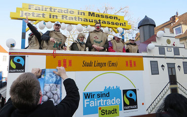 Unter dem Motto „Fairtrade in Massen – Jetzt in Rathaustassen“ präsentierte sich Lingen als frisch gekürte Fairtrade-Town mit einem eigenen Wagen beim Rosenmontagszug. (Bild: Stadt Lingen)