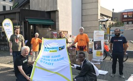 Bochum: Die Mitglieder der Steuerungsgruppe zeigen Flagge für den Fairen Handel. © Fairtrade-Steuerungsgruppe Bochum