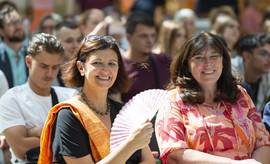 Fairtrade Deutschland e.V.-Vorständin Claudia Brück (links) und Oberbürgermeisterin von Ludwigshafen Jutta Steinruck warten mit Freude auf ihren Bühnen-Einsatz (Bild: Sarah Hähnle)