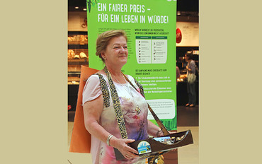 Beim Stadtfest in Stein im Mai 2017 - eine Ausstellung zum Thema "Make Chocolate Fair" im Einkaufszentrum - und wir verkaufen unsere Fairtrade-Stadtschokolade im Bauchladen. (Bild: Michael Dittmann)