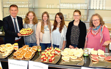 Fair in den Tag - Oberbürgermeister Guido Till eröffnet das Faire Frühstücksbuffet im Göppinger Rathaus (Bild: Stadt Göppingen)