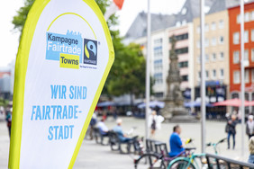 Fahne "Wir sind Fairtrade-Town" / Bild: Jakub Cesary Kaliszewski