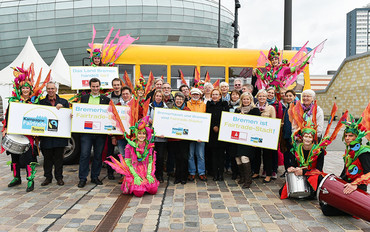 Zu Samba-Rhythmen feierten die beiden Städte Bremen und Bremerhaven ihre Doppel-Auszeichnungen zu Fairtrade-Towns. (Bild: TransFair e.V. / Christian Kluge)