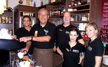 Bürgermeister Herbert Naopp löste seinen Wetteinsatz am Coffee Fairday ein und servierte eine Stunde lang in einem Neusser Café. (Bild: Stadt Neuss)