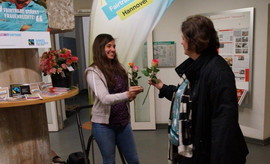 Bei der Kampagne Flower Power unterstützt Hannover die Stärkung von Frauen und verteilt faire Rosen