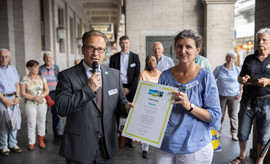 TransFair-Vorstand Claudia Brück überreicht der Stadt Neuss die Urkunde zur Fairtrade-Town (Bild: Jakub Kaliszewski)