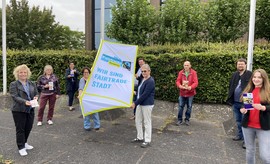 Castrop-Rauxel: Die Fairtrade-Flagge der Stadt am Boden und...