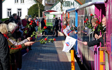 Langeoog überraschte 700 Gäste des Insulanertreffens  zum Abschied mit roten Fairtrade-Rosen und regte zur Nachahmung an. (Bild: www.langeoognews.de)