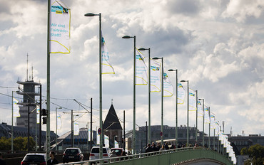 Zum Titel "Hauptstadt des Fairen Handels" zeigt die Fairtrade-Town Flagge und schmückte die Deutzer Brücke mit Fahnen (Bilid: TransFair e.V. / Jakub Cezary Kaliszewski)