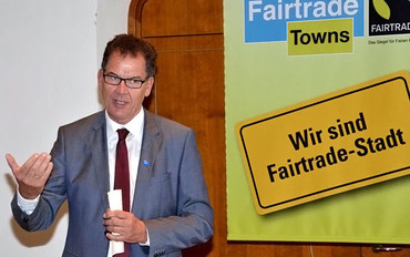 Bundesminister für wirtschaftliche Zusammenarbeit und Entwicklung Dr. Gerd Müller überreichte der Stadt Herrieden die Urkunde zur Fairtrade-Town (Bild: Andreas Ellinger)