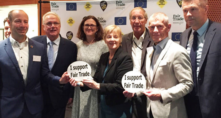 EU-Kommissar*innen und Abgeordnete unterstützen den Fairen Handel. ©TransFair e.V. Juliane Roux