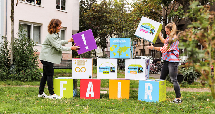 Die SDG-Würfel stehen Fairtrade-Aktiven kostenfrei zur Verfügung und erklären die Ziele, zu deren Umsetzung Fairtrade besonders beiträgt.